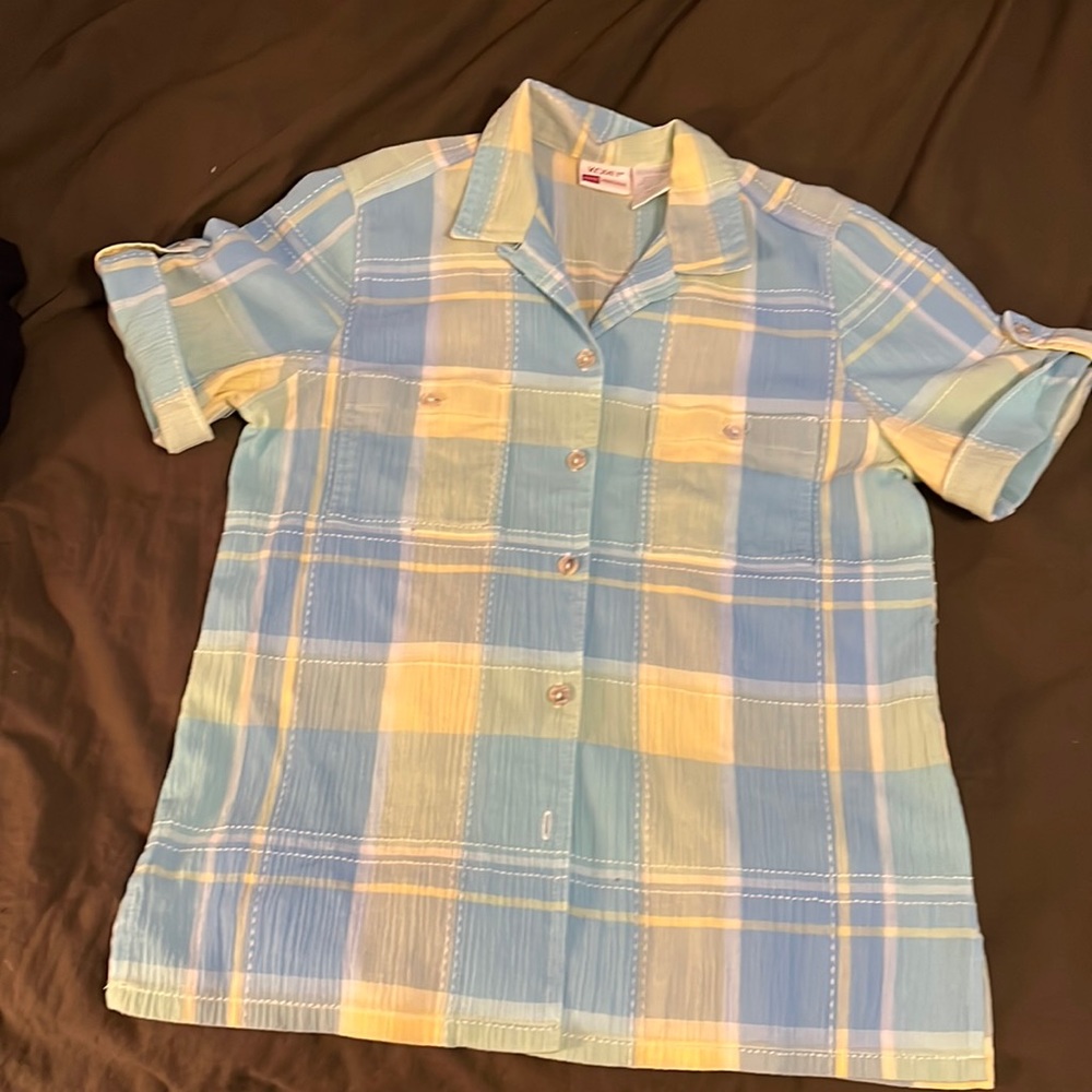 😝 Koret P Womens button up shirt. 2 breast pockets. Short sleeve. Side cut.
